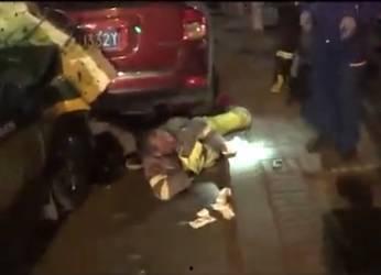 大爷车祸吃瓜视频播放,这瓜真香！