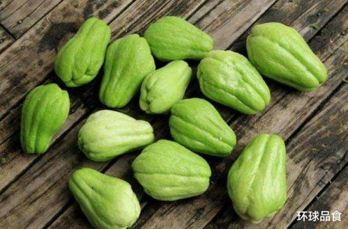 鸡吃瓜的图片,田园生活趣味多